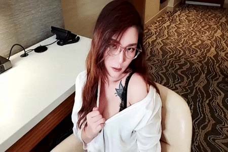 秘书眼镜娘「NICOLOVE」酒店开房诱惑老板 黑丝高跟眼镜OL 表情淫荡眼神迷离 请狠狠地惩罚她吧